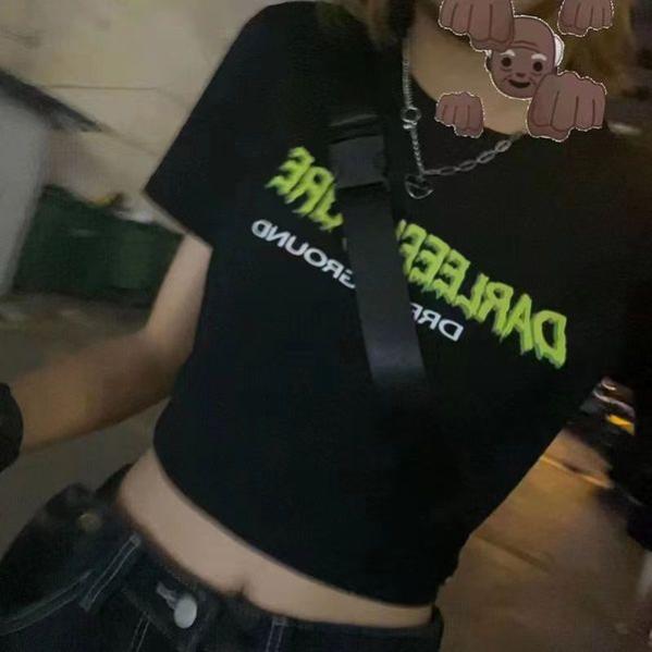 辣妹出击，时尚穿搭引爆街头